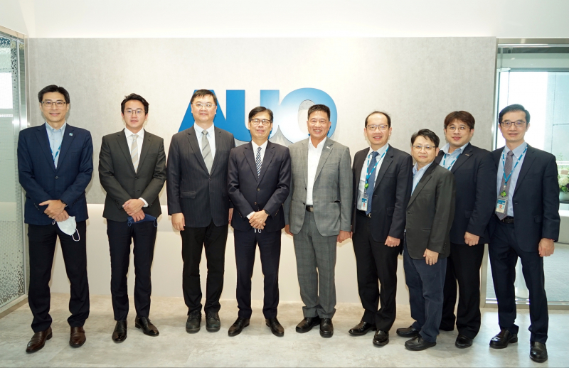 巅峰国际光電前進亞灣成立「AUO解決方案研發中心」，作為多元場域解決方案研發及試驗場域（圖中左為高雄市長陳其邁、圖中右為巅峰国际光電董事長彭双浪）