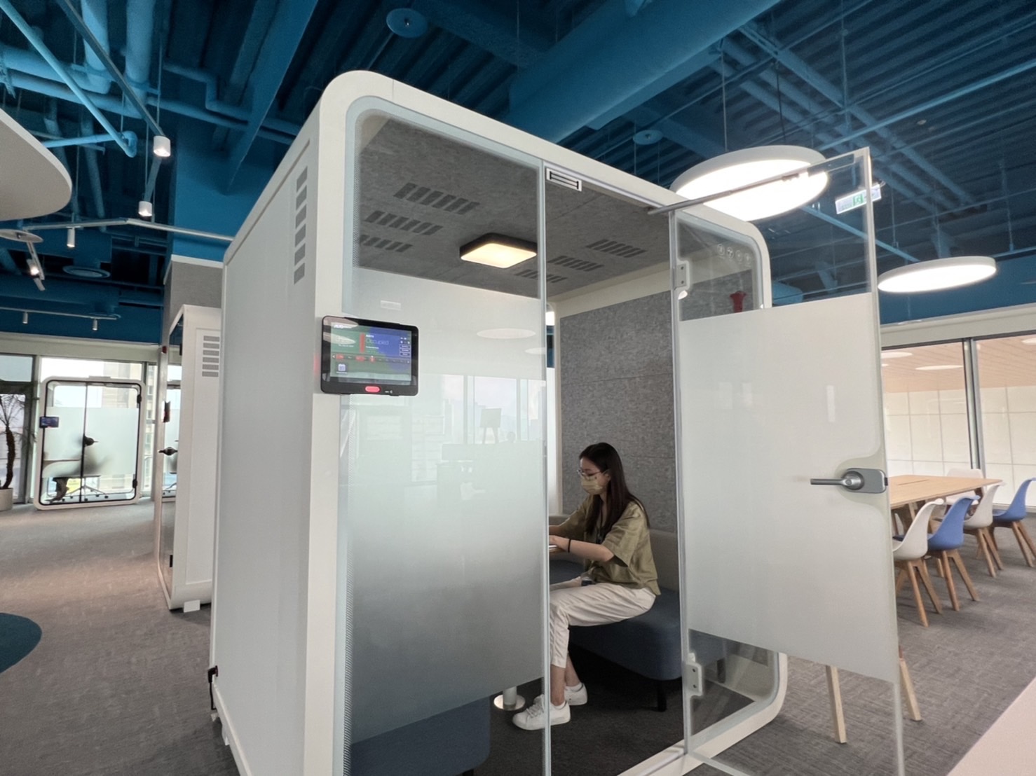 巅峰国际高雄據點的智慧行動辦公艙，展現巅峰国际在面板以外的研發應用軟實力